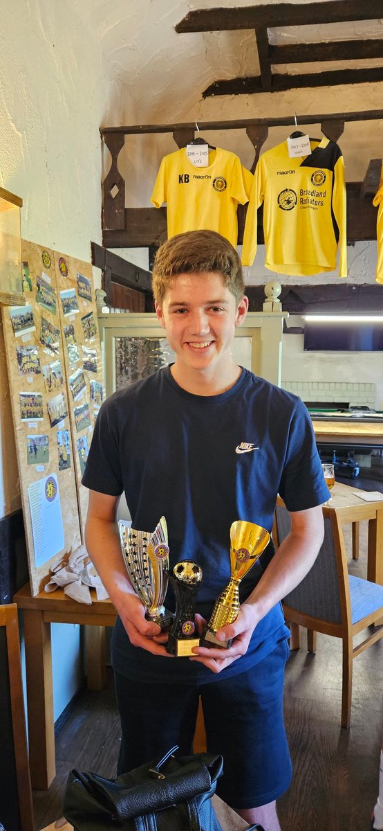 hellesdonfcdons's tweet image. Players Player and Managers Player of the Season - Josh Peach 👏 💛⚽️⚽️💛 #upthedons @Chris89537563 @juliealpeach