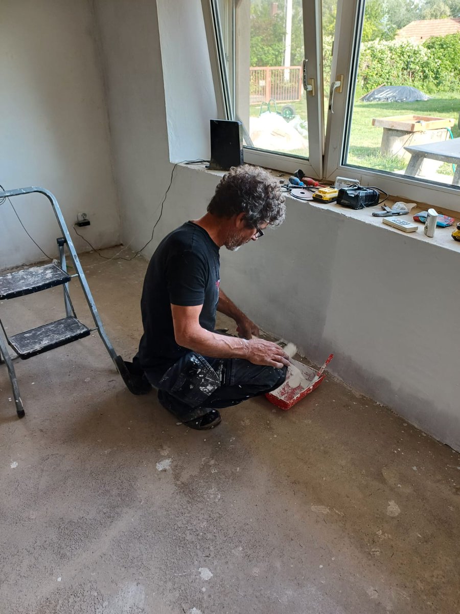 Jo estet allemaal 
Heerlijke dag vandaag 😊morgen het plafond nog 1 keer en dan de verlichting er in en kunnen we plavuizen leggen. 
Tussendoor reparatie gedaan aan de auto van een dorpsbewoner.in ruil zijn bij ons de struiken weer gekortwiekt 😊
Fijne avond en later😴
🥰