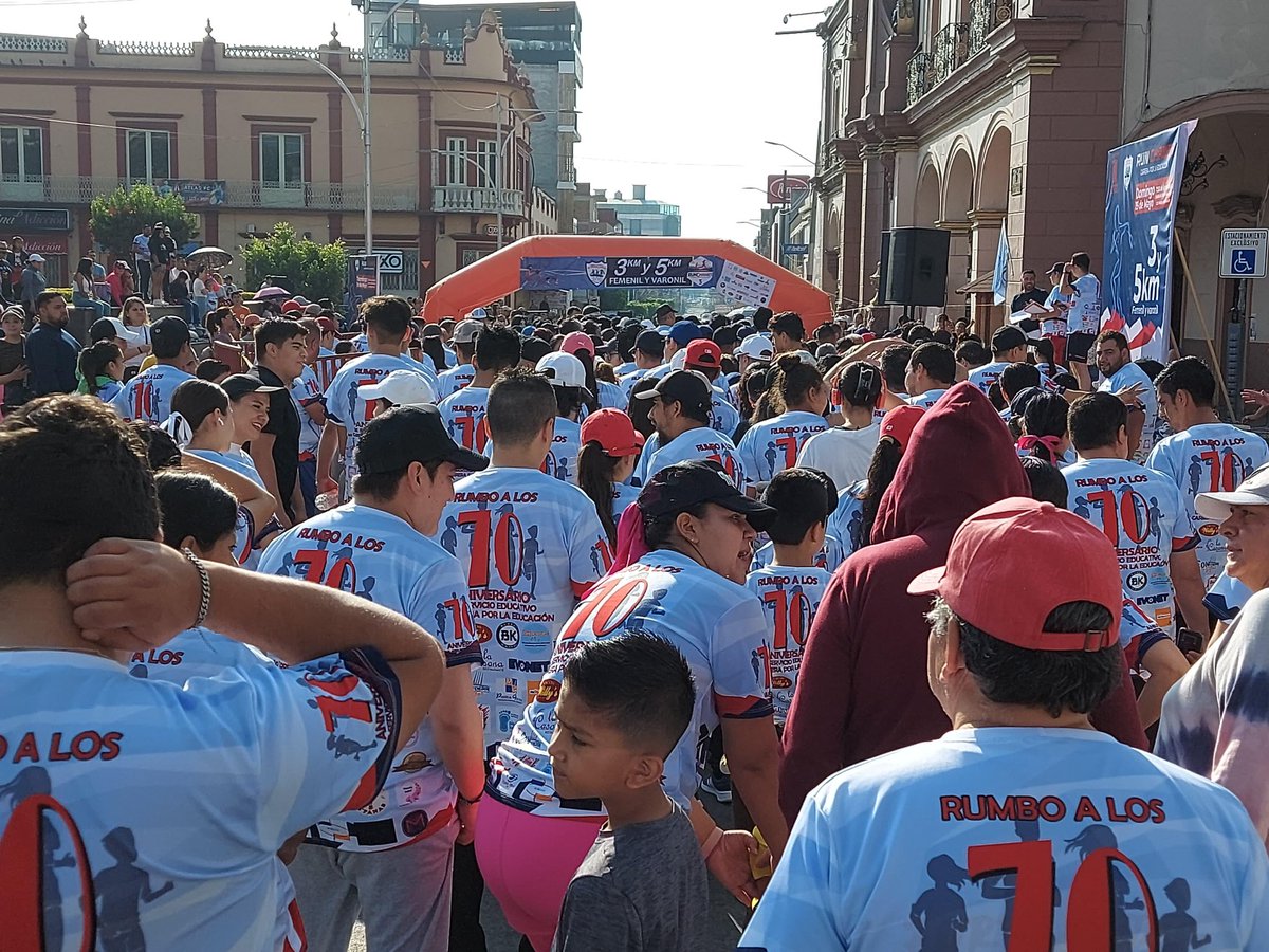 #Hidalgo | En compañía de mi compañero de fórmula Roberto Molina, el Delegado Distrital del PRD, Ali Melchor y mi amigo Rubén Padilla, corrimos 5km por la educación. 🏃🏻‍♂️🎓

Somos el equipo ganador y lo demostramos tanto en la contienda como en la pista 💪🏼
#ConTodoMenosConMiedo❤️💛
