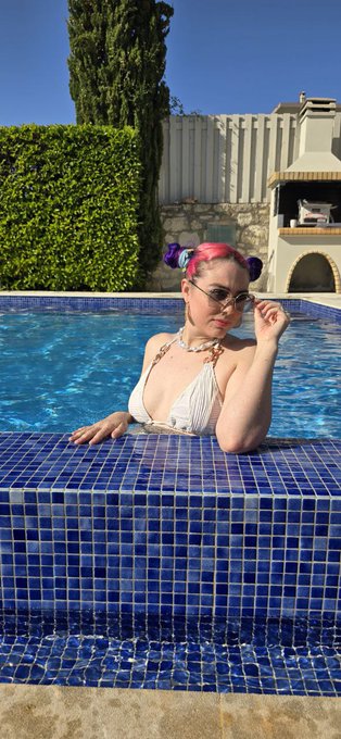 Join me in the pool? https://t.co/gJdx8NLZLb