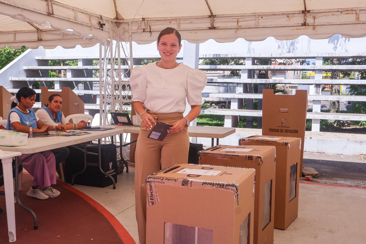 partidodxc's tweet photo. ¡Hoy salgamos todos a votar! 🗳️
Ya @EmelyMTaveras nuestra candidata a diputada por la circunscripción 3 de Santiago de los Caballeros ejerció su voto. ✅❎🗳️
¿Y tú?
No dejes que te lo cuenten
#Vota7
#PartidoDxC https://t.co/WpmUqJoKev