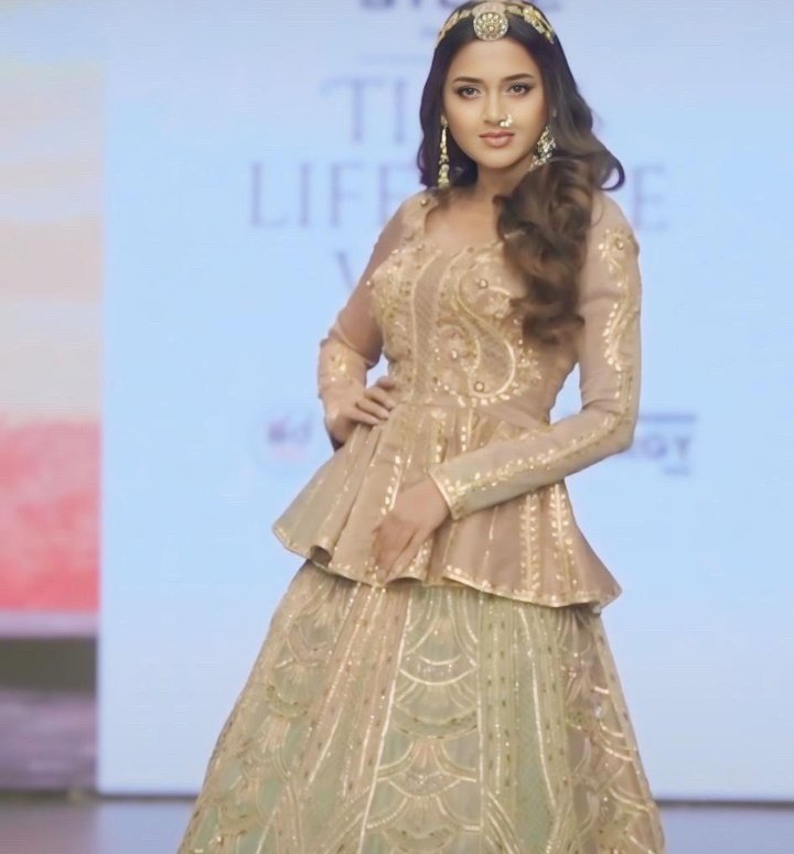 Itsmemisty25's tweet photo. Teju🤌🏻❤️🥳🥰 her look, her walk her confidence . Nazar na lage kisiki,😎 

EVIL EYES OFF TEJU ❤️❤️❤️❤️
#TejasswiPrakash #TejRan https://t.co/74HMG4ohFg