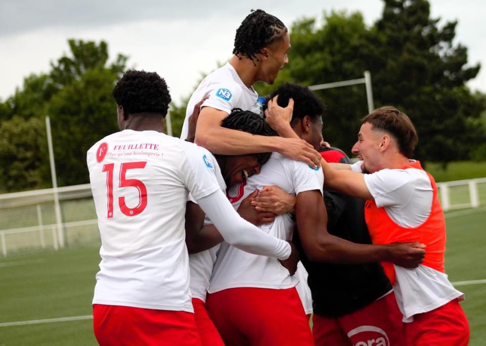 Notre équipe réserve a assuré son maintien en National 3 hier au terme d’un match fou, où nos jeunes joueurs l’ont emporté 3-2 face à la Métropole Troyenne. Félicitations à Nicolas Florentin et son équipe ! 🔴⚪️ #ASNL I #FiersDeNosCouleurs I #Formation 📸 Pam photo foot