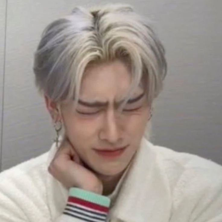 jiwoongiez's tweet photo. ricky is literally a reincarnation cat and here’s proof - a thread https://t.co/0XkYJ2zgsS