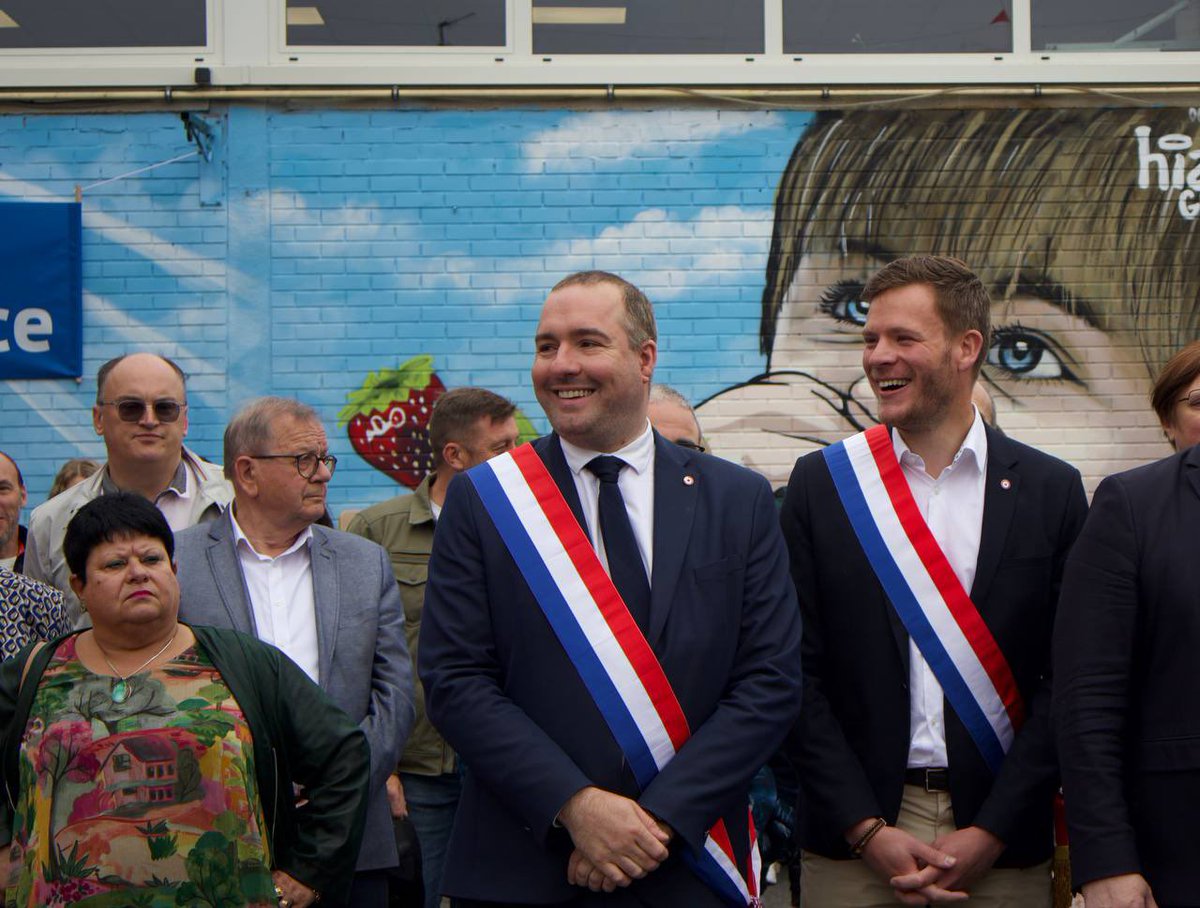 MarchioMatthieu's tweet photo. 🍓 La saison des fraises est lancée !
🤩 Bien évidemment présent à la 26ème édition de la fête de la fraise à #Ecaillon, avec mon ami le sénateur du #Nord, @joshuaHochart.
La fraise sous toutes ses formes : nature, en tarte et même en bière avec modération, un vrai régal 😍 https://t.co/rCsE2dlZoH