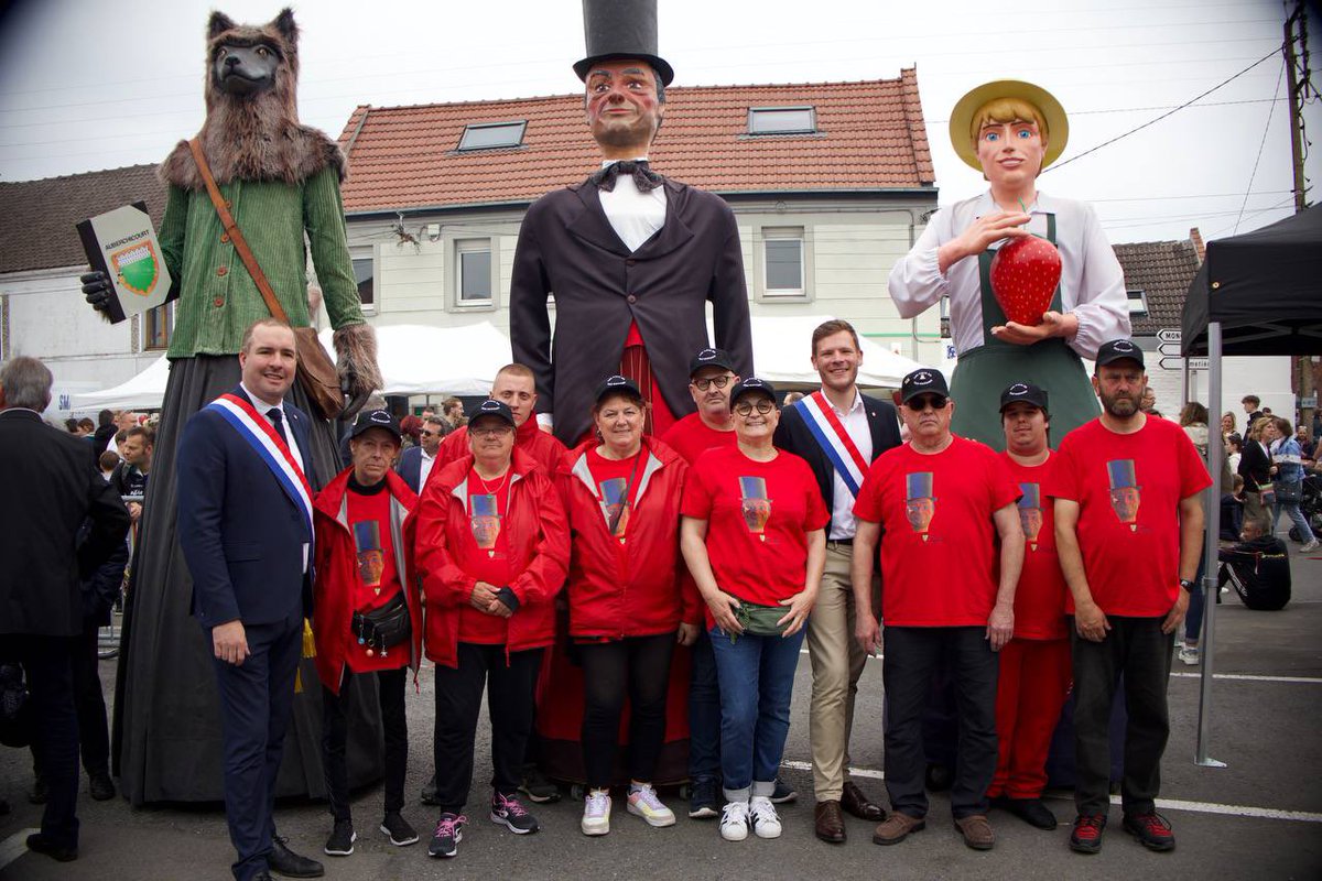 MarchioMatthieu's tweet photo. 🍓 La saison des fraises est lancée !
🤩 Bien évidemment présent à la 26ème édition de la fête de la fraise à #Ecaillon, avec mon ami le sénateur du #Nord, @joshuaHochart.
La fraise sous toutes ses formes : nature, en tarte et même en bière avec modération, un vrai régal 😍 https://t.co/rCsE2dlZoH