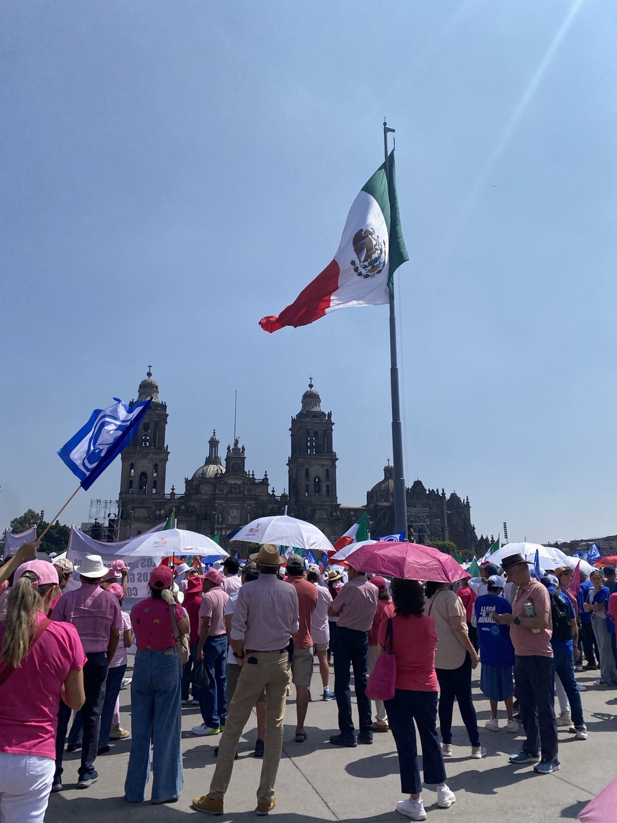 La bandera es de todos y el Zócalo también!!!