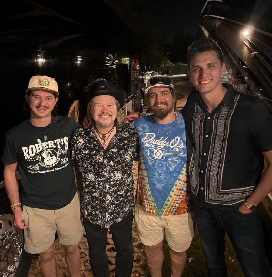 Thanks so much for a tremendous weekend Texas! Fantastic crowd @WhitewaterRocks in New Braunfels on Friday night! We love the Lone Star State and the crowd loved us back. And yesterday, I had the pleasure of hearing and meeting @RedClayStray in College Station at the