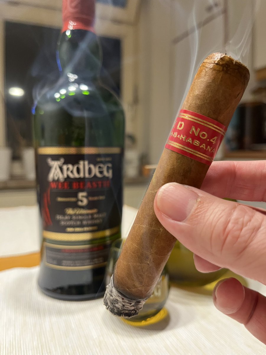 The @Ardbeg Wee Beastie is such a powerful dram with a lot of peat and nice fruitiness which is great neat, or as a Whisky Sour - perfectly paired with a #partagas Serie D No.4 🥃💨😋 #whisky #singlemalt #whiskytime #whiskytim #cigar #cubancigar #whiskycigarpairing #nowsmoking