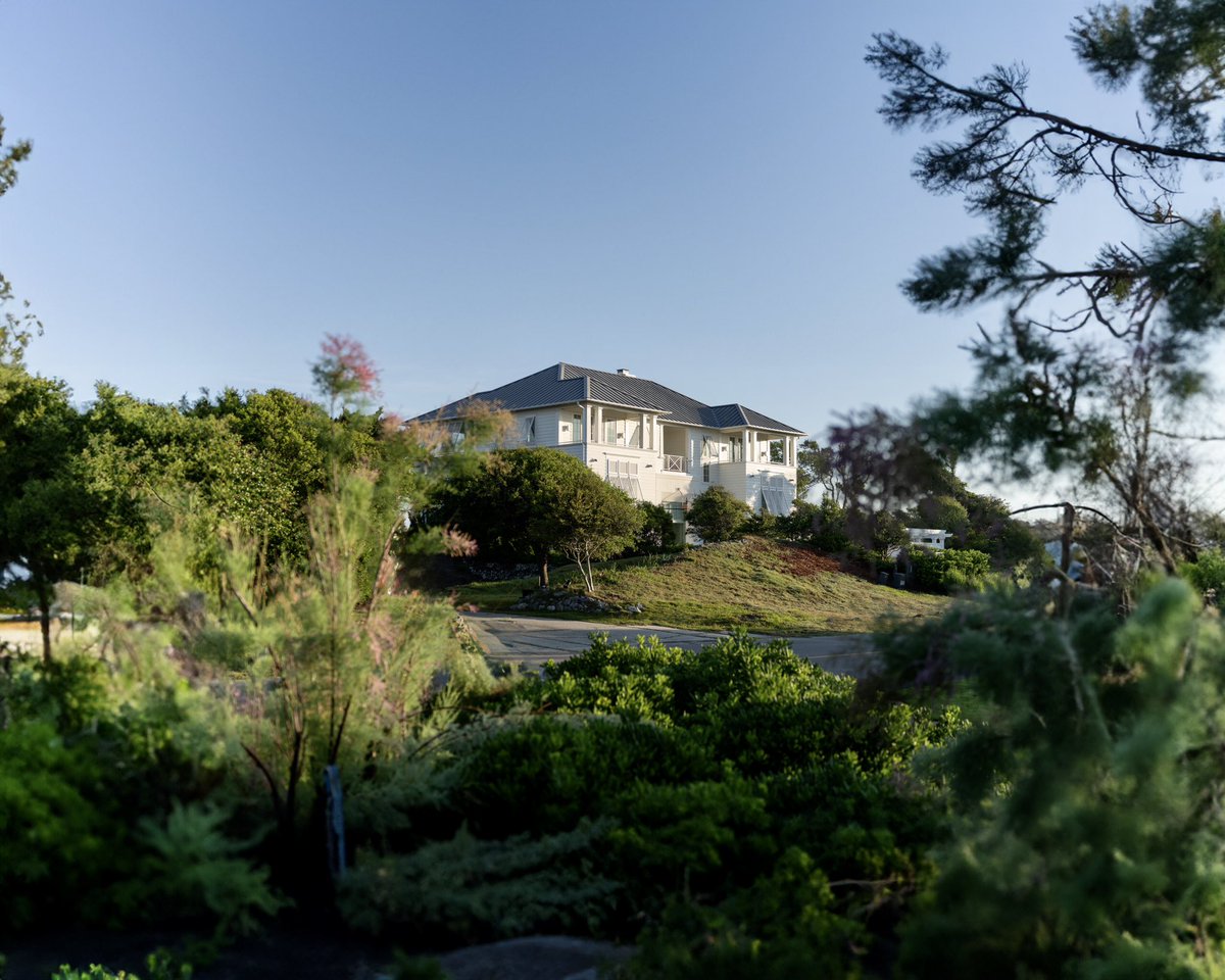 That's the dream to have a beach house surrounded by lush greenery and ocean! 😍!