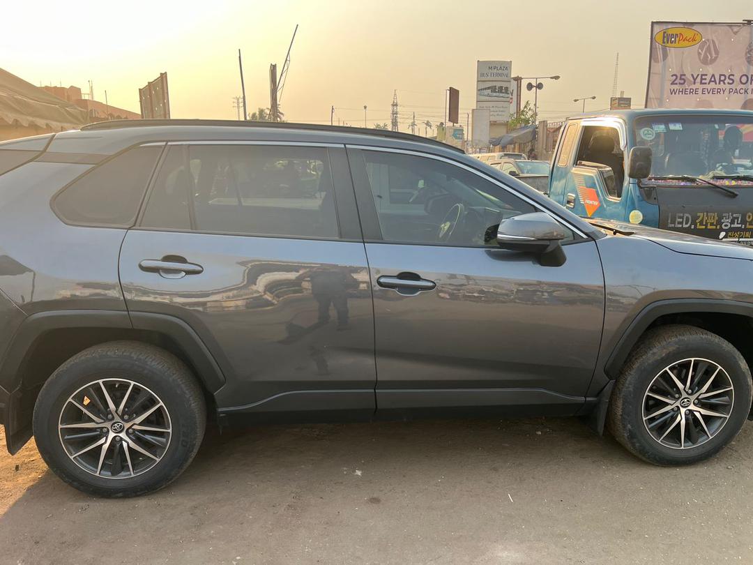 2020 Toyota RAV4 XLE Push to start Sunroof ABS Fully loaded Price: GHC 380,000 Repost for others to see please 🙏🏿 DM and let's talk if you're interested WhatsApp/Call: 0550256731