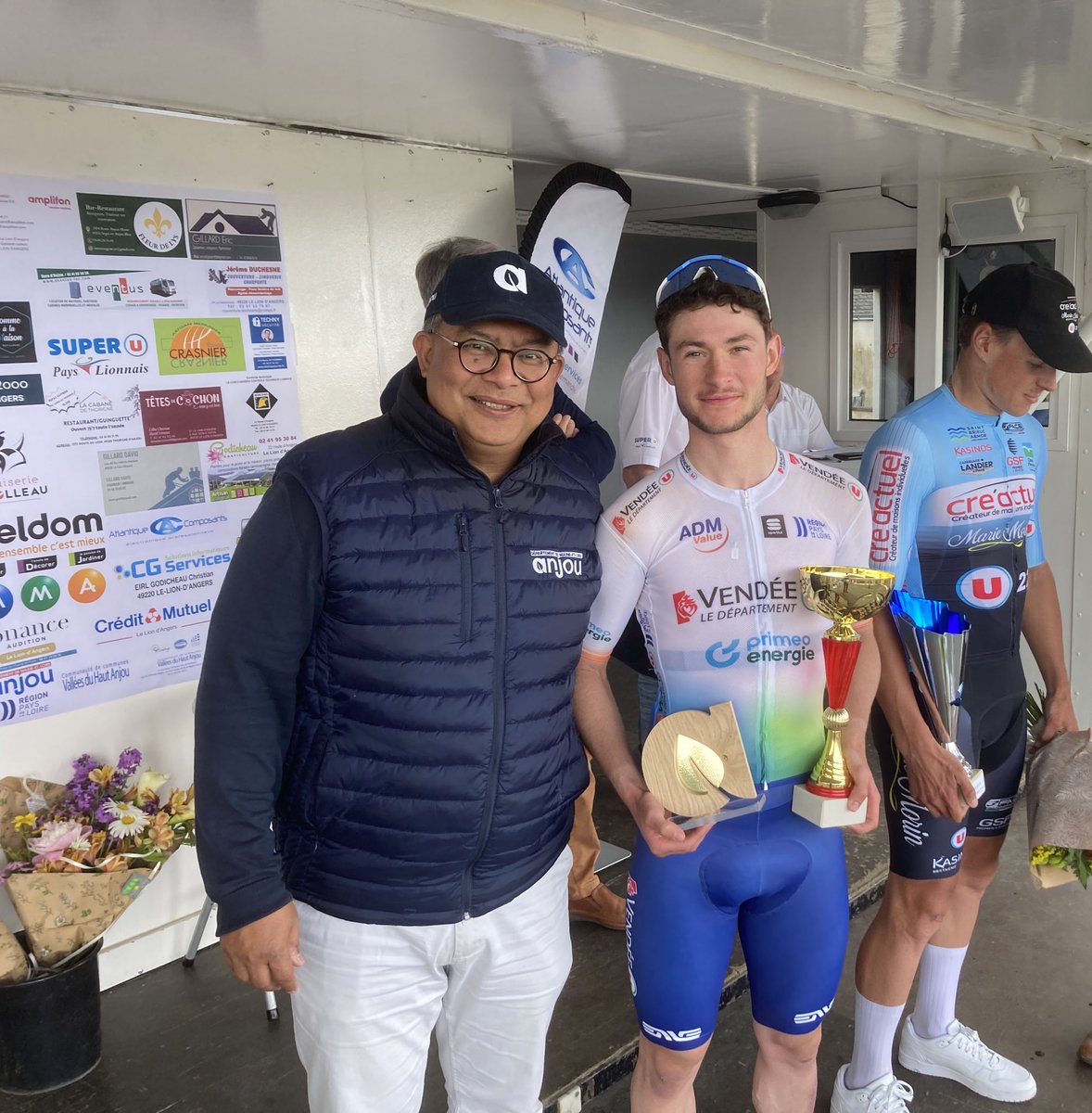 Remise du prix du Département au vainqueur de la course Tour des Vallées du Haut Anjou au Lion d’Angers. Un anglais, Adam Mitchell, aux couleurs de la Vendée l’emporte cette année.