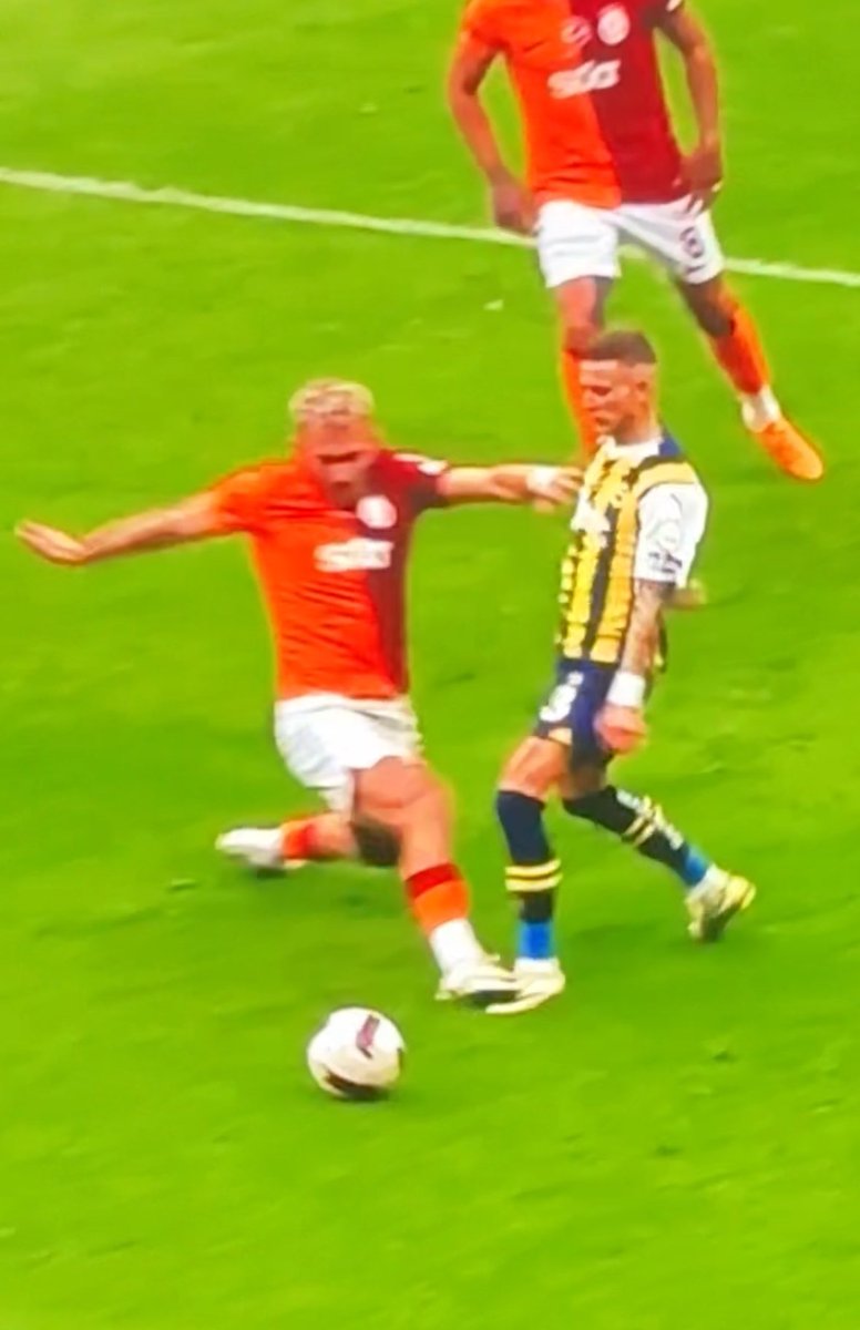 İlki sarı kart, diğeri değil.. 

ikisinin de sarısı vardı.. 

buyrun yorumu yapın..