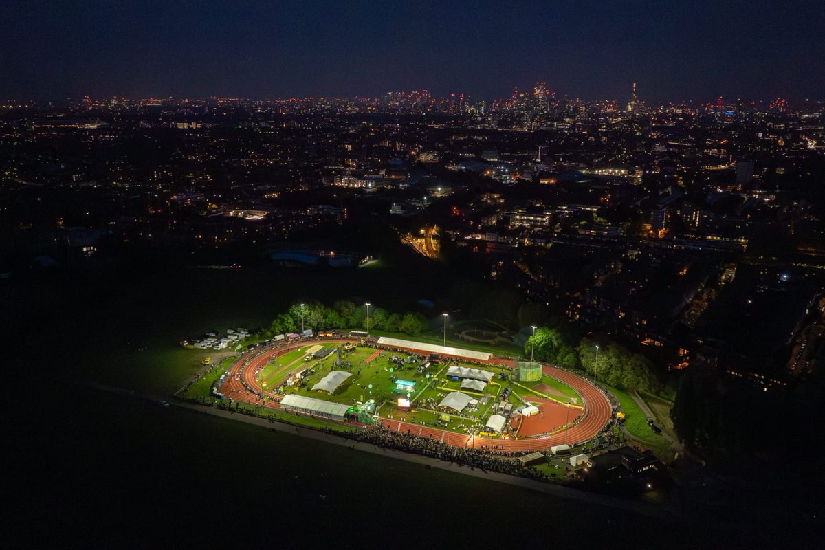 An aerial view of @NightOf10kPBs last night against London’s skyline. Stunning, isn’t 🖤🤍?