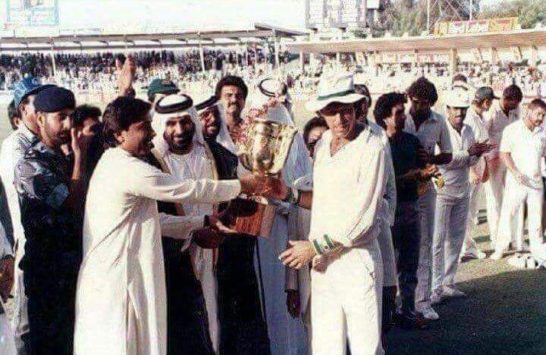 ہمیں یاد ہے ذرا ذرا تمہیں یاد ہو کہ نہ یاد ہو When no one was present to give the trophy to Imran Khan, Asif Ali Zardari gave the trophy to Imran Khan. Remember, this is the same Asif Ali Zardari whom YUTHIYA call cinema ticket seller کوئی شرم کوئی حیا