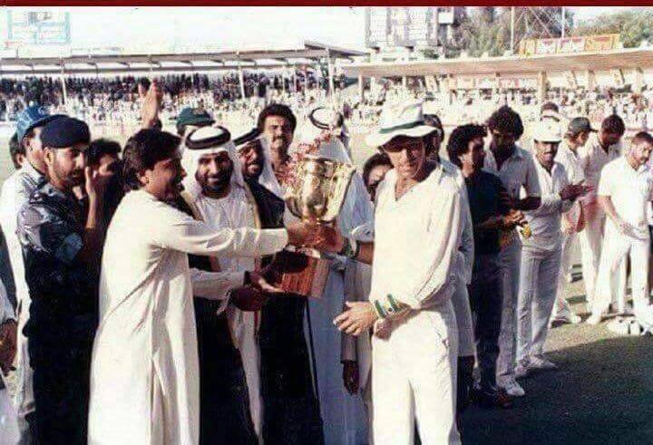 @OwaisbhattiA ہمیں یاد ہے ذرا ذرا تمہیں یاد ہو کہ نہ یاد ہو When no one was present to give the trophy to Imran Khan, Asif Ali Zardari gave the trophy to Imran Khan. Remember, this is the same Asif Ali Zardari whom YUTHIYA call cinema ticket seller کوئی شرم کوئی حیا