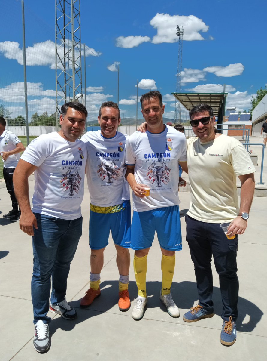 Manu_Martin10's tweet photo. En las páginas de la historia del club de mi bendito Peñaflor siempre podré decir que compartí vestuario con @xiki84 @markito_081 y @jmanueltiti89  Como el coche de los litros se convirtió en forma de vida. Los míos siempre conmigo. 💛💙 https://t.co/l5Ca0goJXX