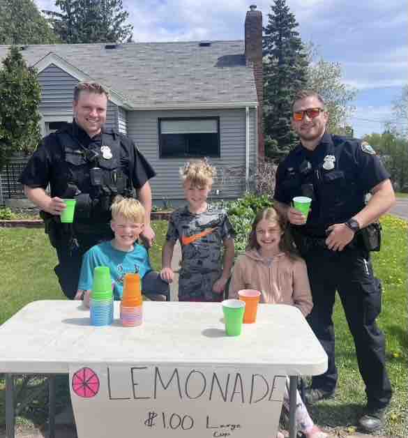 Officers Hansen and McKee stopped to enjoy a sweet treat in Piedmont today. Thanks for the perfect drink to a beautiful day! 🍋☀️