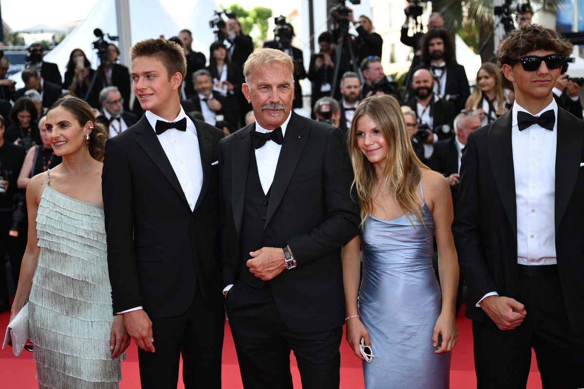 Kevin Costner made #Cannes a family affair! He had support from five of his seven kids on the red carpet for 'Horizon: An American Saga'! ❤️ See more #Cannes2024 pics: extratv.com/photos/2024/05…