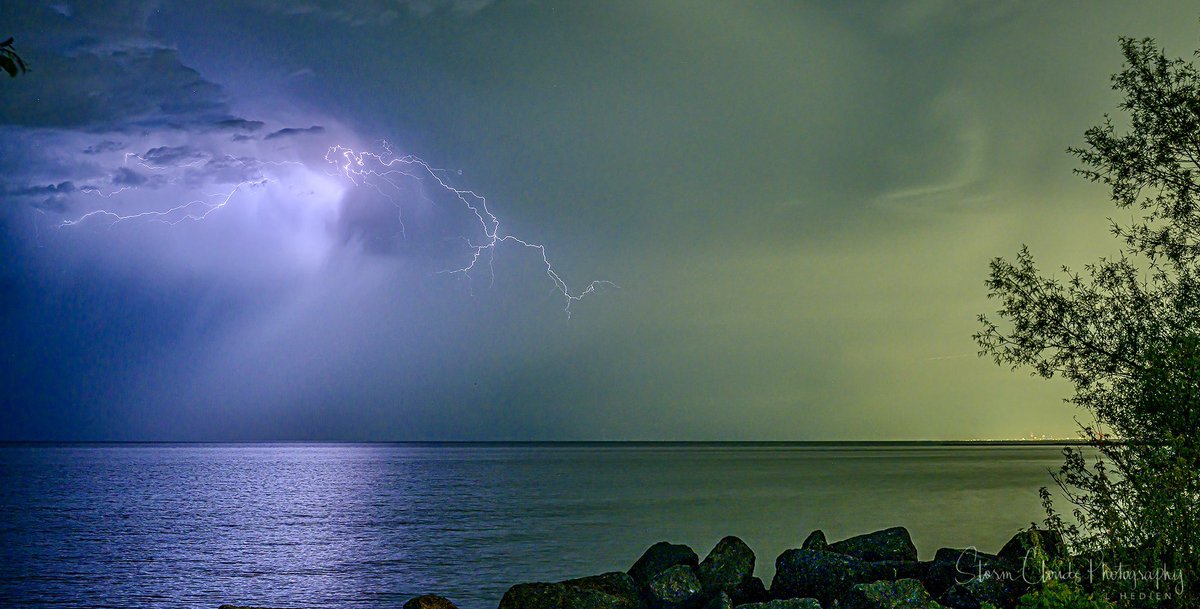A #lightning #storm ⚡️over #LakeMichigan last week. On the #GreatPlains now. 😎📷 #weatherphotography #weather #stormhour #wxtwitter #thephotohour @xwxclub #natgeoyourshot @CloudAppSoc #nikonusa #zreators #nikonoutdoors @nikonoutdoorsusa  @riyets @discovery