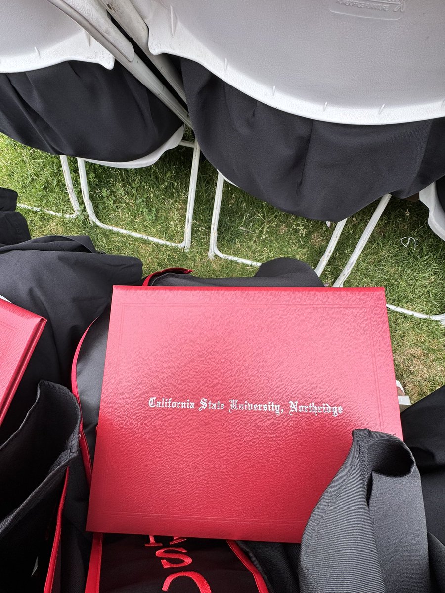 kxarro00's tweet image. Since I got a degree, and I know every fucking thing #csungrad