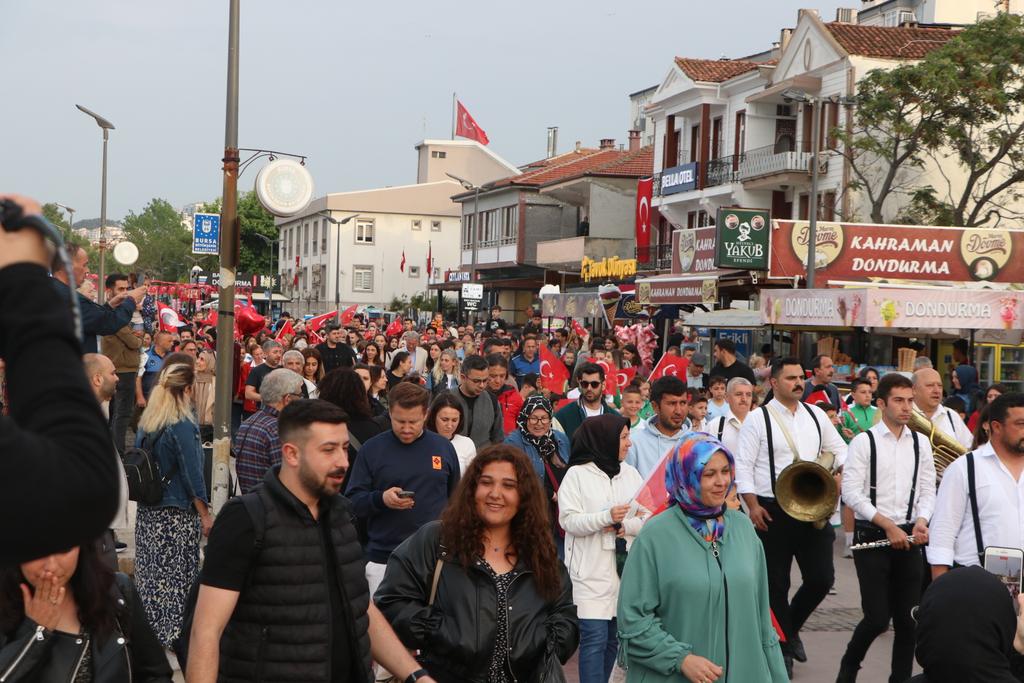 19 Mayıs Atatürk'ü Anma, Gençlik ve Spor Bayramı kutlamalarına devam ediyoruz. Mudanya Belediye Başkanımız, ilçe örgütümüz ve Mudanyalı vatandaşlarımız ile iskeleden Mütareke Meydanı’na yürüyoruz.