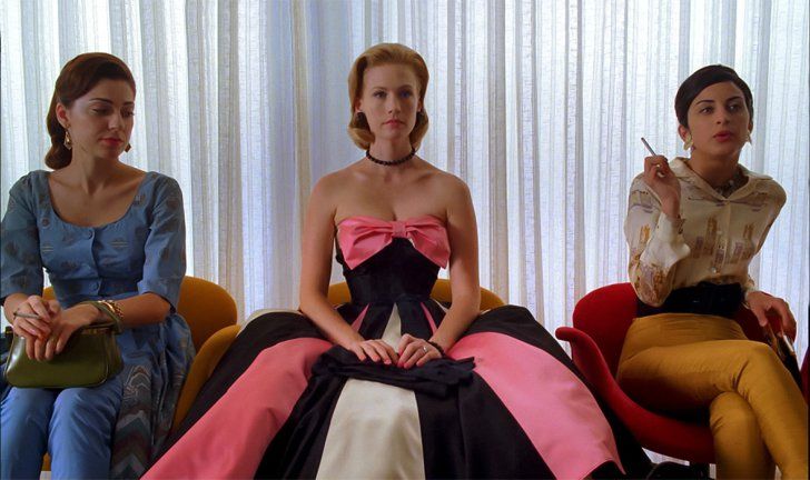 Hace 9 años (y 2 días) que acabó Mad Men. Todavía me encuentro a menudo pensando en estos momentos:
-Betty Draper acudiendo a un casting vestida como Grace Kelly en La ventana indiscreta cuando el resto de modelos ya están en los años sesenta.
-El Rothko de Bert Cooper.