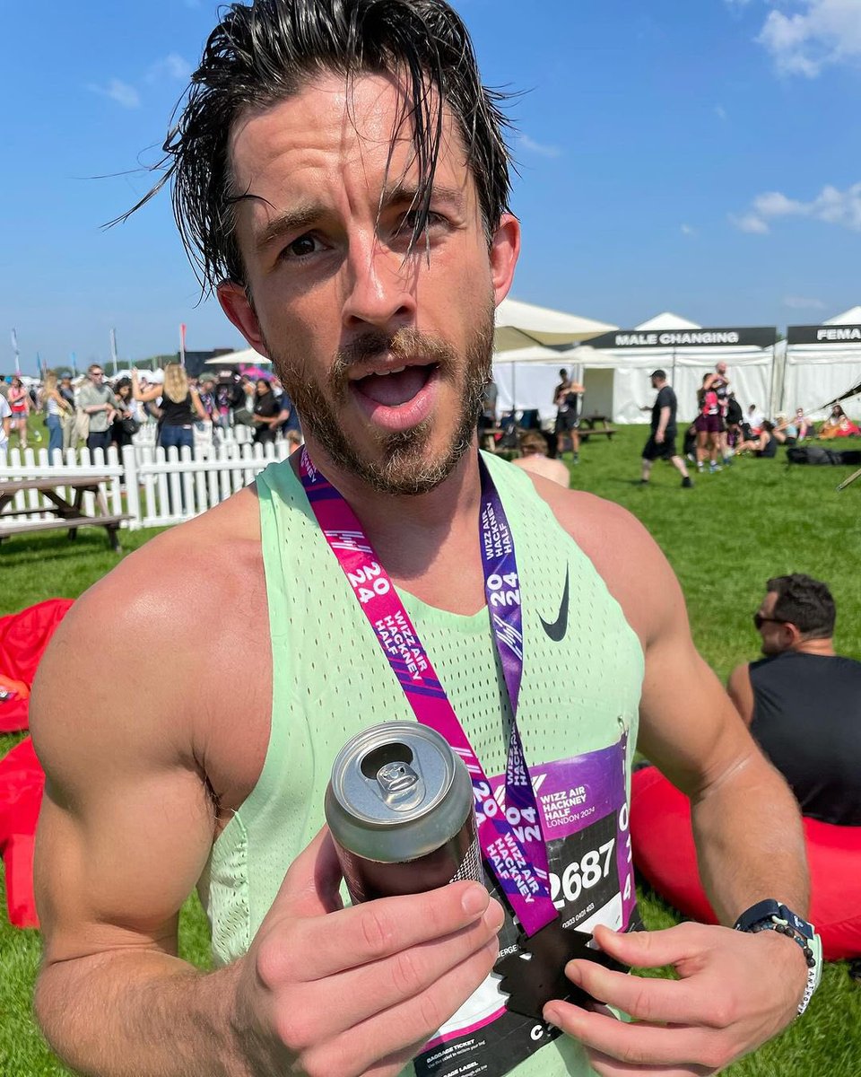 This photo of Jonathan Bailey at the Hackney Half has derailed my entire day. 🥵🥹😮‍💨