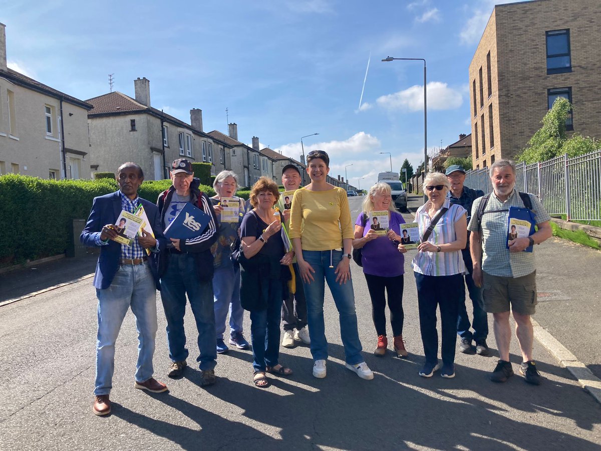 A great weekend's campaigning for @alisonthewliss MP and her #GlasgowNorth #ActiveSNP team. A well deserved ice cream for the team in hot & sunny Ruchill this afternoon 😎🌞😎🌞 #VoteSNP #Independence