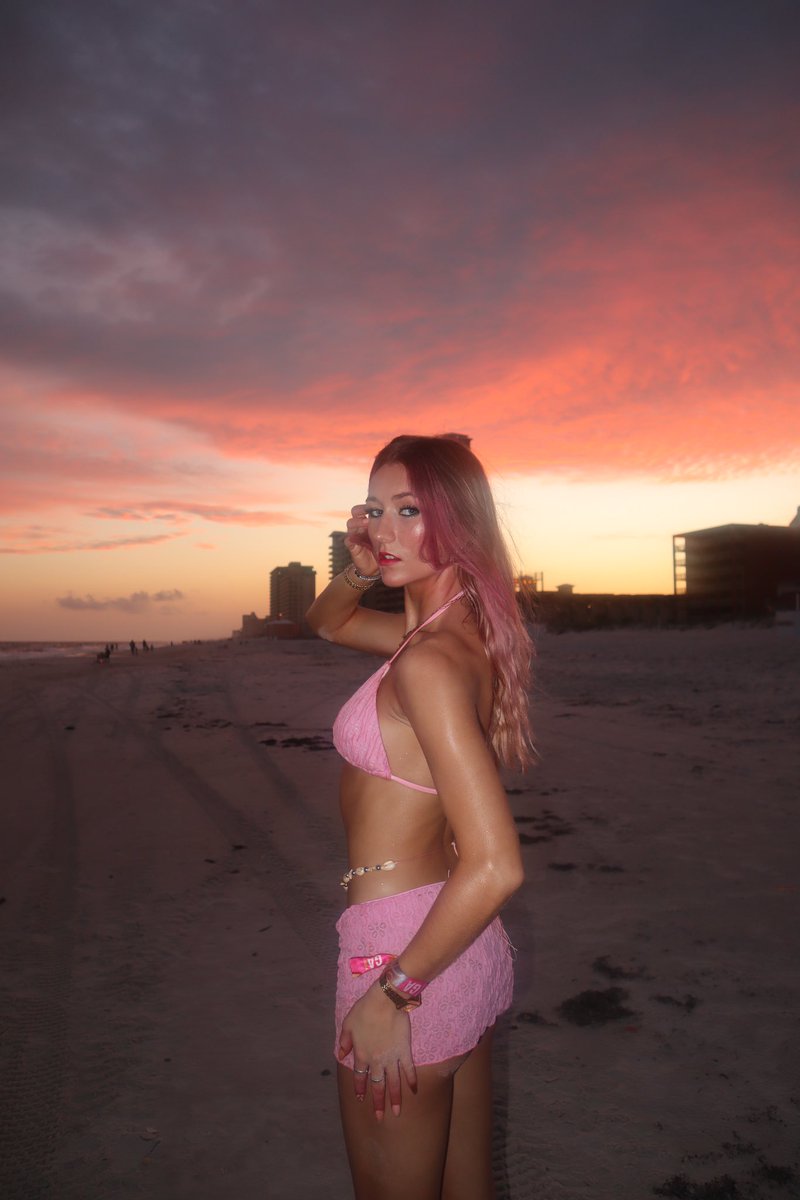 EmmaAvalonATX's tweet photo. Cotton Candy sunsets 🍬#fashionmodel #model #bikinimodel #bikinibody #freelancemodel #modelforhire #cammodel #BTS #photoshoot #magazinemodel #covergirl #sexy #modellife #modeltour #picoftheday #centerfold #pinupgirl https://t.co/FoGLlA8pAM