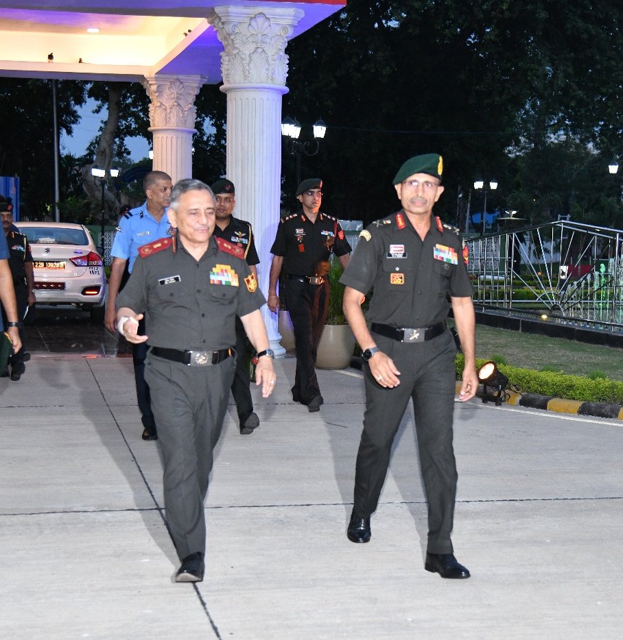 General Anil Chauhan, #CDS visited HQ #EasternCommand, Kolkata & was briefed on #OperationalPreparedness & prevailing security situation. #CDS addressed the officers on '#Jointness, #Integration and #Theaterisation', elucidating positive aspects of #TriServicesSynergy &