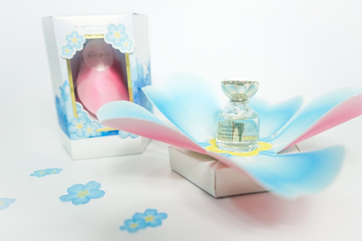 遠くへ行ってしまう幼馴染のために作った、勿忘草がモチーフの香水のパッケージデザイン.｡.:*･ﾟ

花言葉は「私を忘れないで」「真実の友情」「夢」

勿忘草の桃色の蕾が水色の花へと咲き変わるように、夢をあきらめずに前へ進んでいけますように。