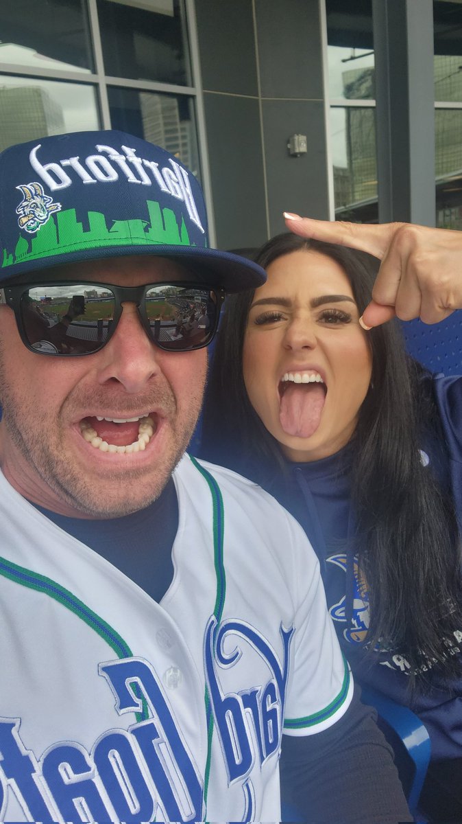 slutter732's tweet photo. #nogoatsnoglory #Hartford #yardgoats https://t.co/9bPgRzNety