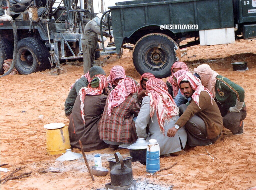 استراحة غداء في احد مواقع التنقيب عن النفط في المنطقة الشرقية 1983 م