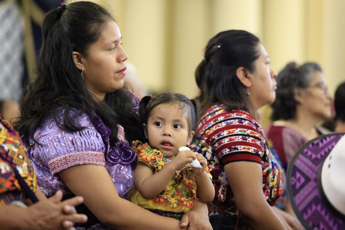 DiariodeCA's tweet photo. @LC_DCA @CeciliaV_DCA Oscar Cordón, ministro de Salud Pública, destacó que el trabajo de las comadronas “es un legado que se constituye en sistemas de salud ancestrales y que sigue vigente al servicio de la población”.

✍️🏻@LC_DCA
📷@CeciliaV_DCA https://t.co/eDeLcioP5N