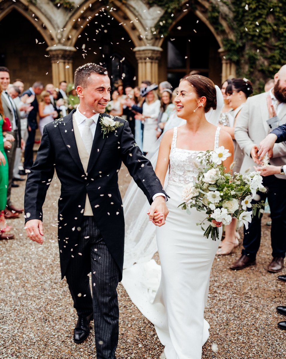 Confetti filled skies, celebrating J&R's I-Do's 🎊🤍 

📷 @clemstevensphotography 

#manorbythelake #wedding #weddingvenue #cotswoldwedding #gloucestershireweddingvenue #weddinginspiration #weddinginspo #confettishot