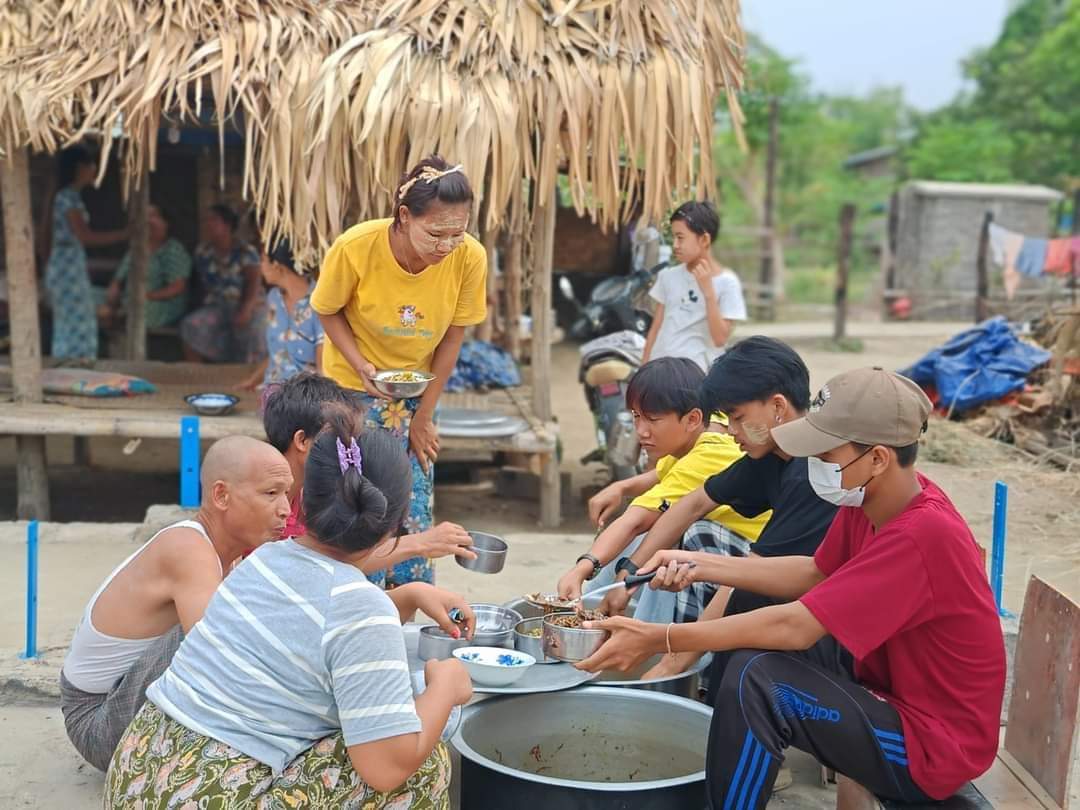On behalf of donors, the Anyar Pit Tine Htaung Group treated meal to the internally displaced people in 3 IDP camps in Salingyi Township, Sagaing Division.
@Refugees @AHACentre @EUCouncil
@POTUS
#HelpMyanmarIDPs
#2024May19Coup
#WhatsHappeningInMyanmar