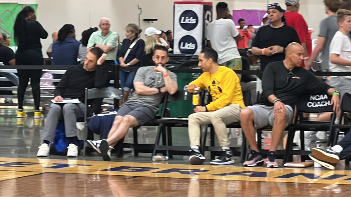 Shaka Smart of @MarquetteMBB is checking out @team_herro vs @ExpressionsBall Marquette is a finalist for Nigel James of Expressions They also have an offer out for Davion Hannah of Herro zagsblog.com/2024/05/18/fou…