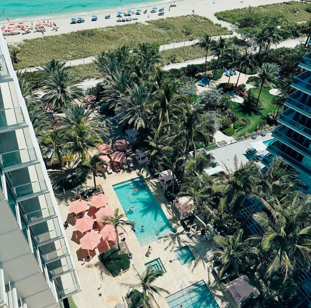 Dipping into the pool or diving into the waves - either way, #grandsurfside's paradise awaits. buff.ly/2J4OII7

📸 @selkie.kj 

#gbsmoments #paradisefound #tropicalvibes #miamiliving #vacationlife #vacationdays #bestofbothworlds #miamihotel #oceanfront #poolside