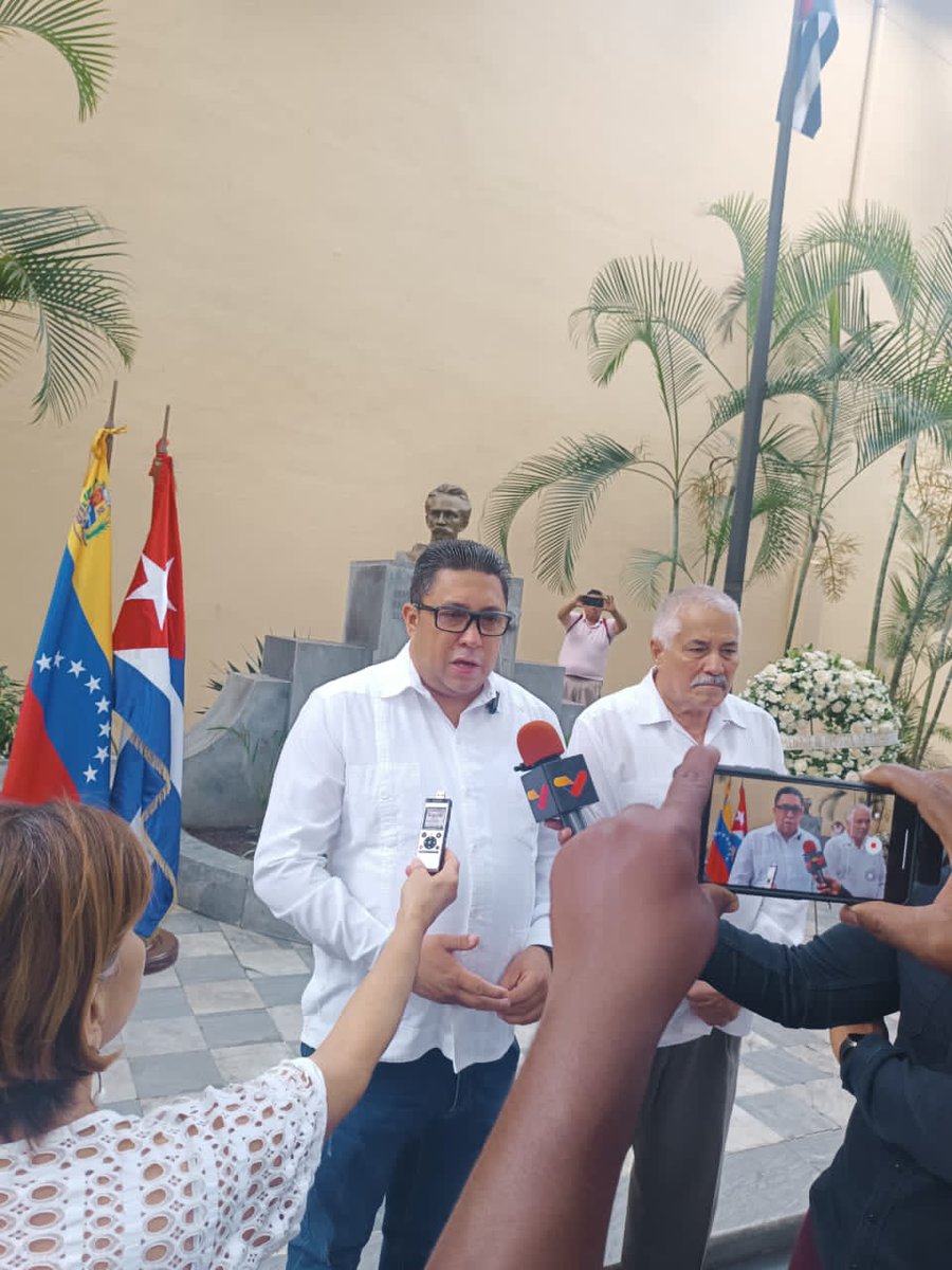 Nuestros hermanos venezolanos honran a #JoséMartí en Caracas. #DeCaraAlSol #Cuba #CDRCuba
