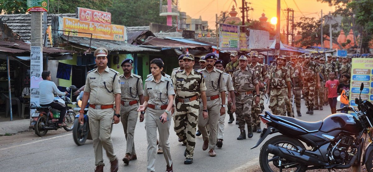 In view of upcoming #GeneralElection2024, a flag march rally conducted at Karanjia NAC area by SP Mayurbhanj, Addl. SP Mbj, SDPO Karanjia, IIC Karanjia along with troops of CISF jawans to build confidence among the general public to ensure smooth conducting of elections.