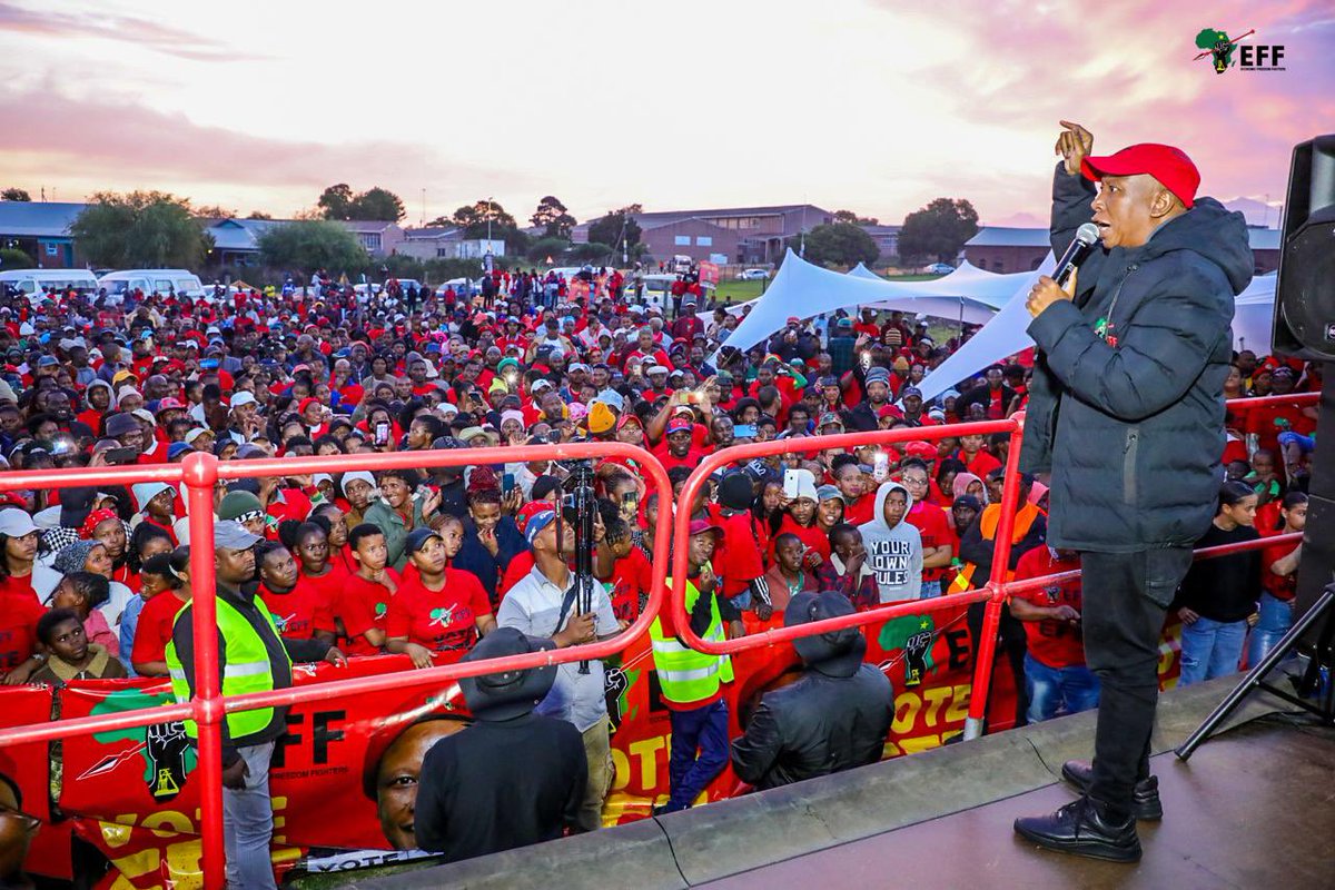President @Julius_S_Malema addressing a community meeting in George. 

We call upon our people to make sure they use their votes to transform the economic conditions with the aim of total economic emancipation. 

It is time to vote for a government that will ensure LAND, JOBS and