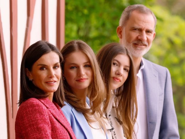 In honor of their 20th wedding anniversary, King Felipe and Queen Letizia have shared some sweet new pictures of their family!! Princess Leonor is the future Queen of Spain (light blue jacket) and Infanta Sofia is her younger sister.