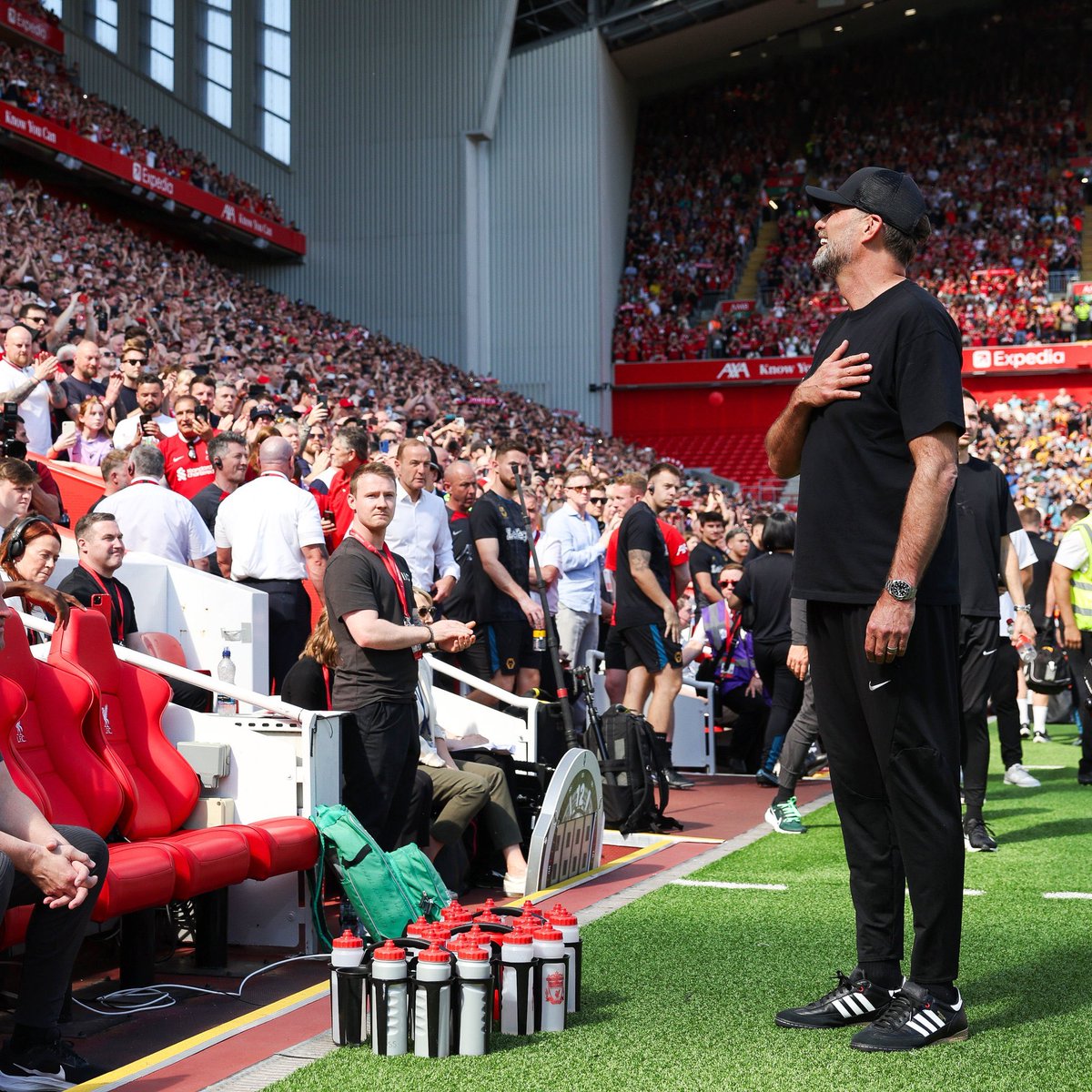 Una cara que se convirtió en símbolo de un equipo para el recuerdo eterno. La Era Klopp en Anfield fue extraordinaria. Lo ganó todo y se cubrió de prestigio y mística para siempre. Pd: Y la rivalidad vs Pep para mí es de las mejores de todos los tiempos.