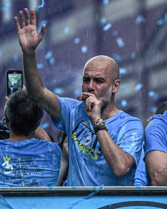 شاهدت فريقي:
 يحقق 8 بطولات دوري 
يحقق دوري ب100 نقطة 
يحقق رباعية محلية 
يحقق ثلاثية تاريخية 
يفوز بأربع بطولات دوري على التوالي 

شاهدت التاريخ يصنع أمامي وعشت لحظات الفوز على الكيو بي ار واستون فيلا وعشتها بتفاصيلها ، لحظات ستظل خالدة في عقلي سنوات ومحد بقدر يسلبها مني