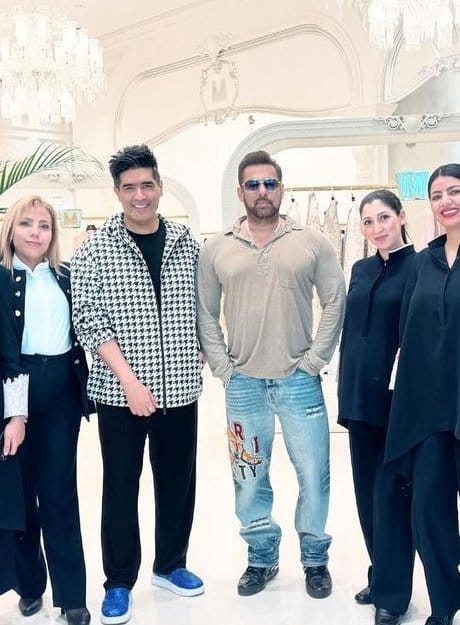 Latest Pic of Megastar #SalmanKhan with designer Manish Malhotra for flagship store Launch at Dubai Mall ❤ Salman Bhai is Looking too good with his new Hairstyle 👀❣️