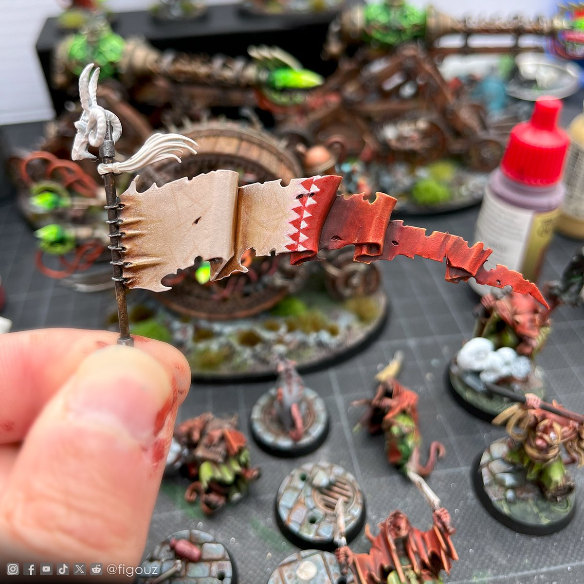 It's time to get back to the brushes and finish this Doomwheel! So I've started painting her long banner, but I'm apprehensive about freehands, I'm terrible at them.
#warhammer #WarhammerCommunity #skaven #doomwheel #ageofsigmar #theoldworld #paintingminiatures #AOS
@warhammer