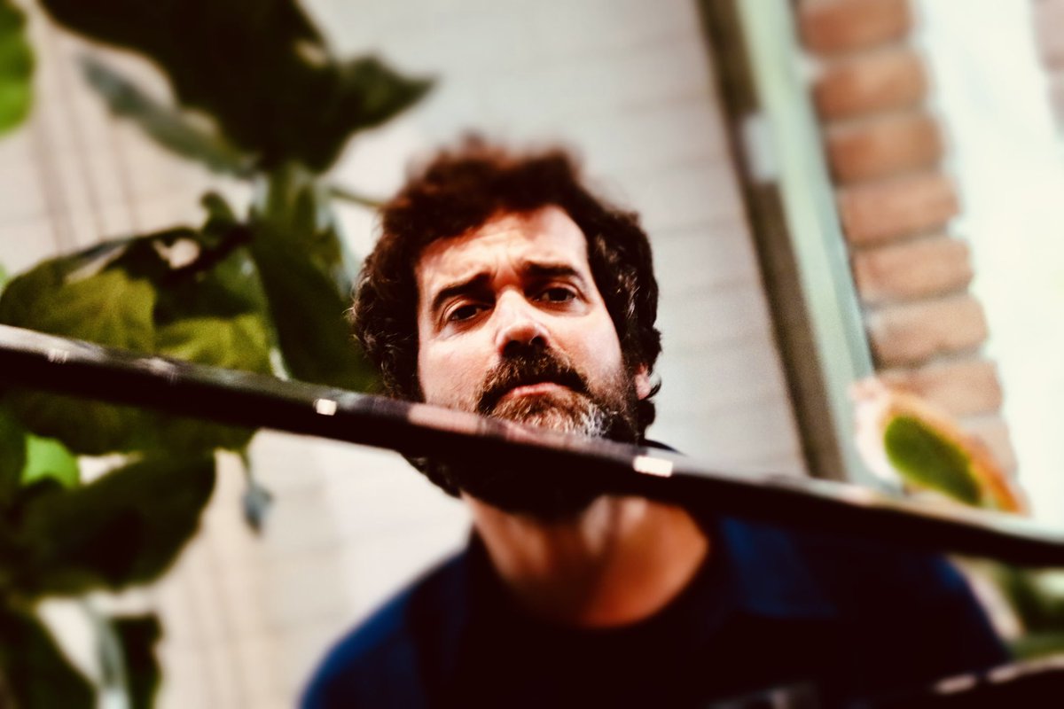 Toca detenerse y disfrutar de las nuevas canciones del cantautor valenciano @borja_mompo Ayer presentó en Madrid su nuevo EP “Las Lindes” en la biblioteca del Parque de El Retiro. Sencillez, letras intimistas y el refugio sanador que siempre ofrece (para bien) su música y su voz