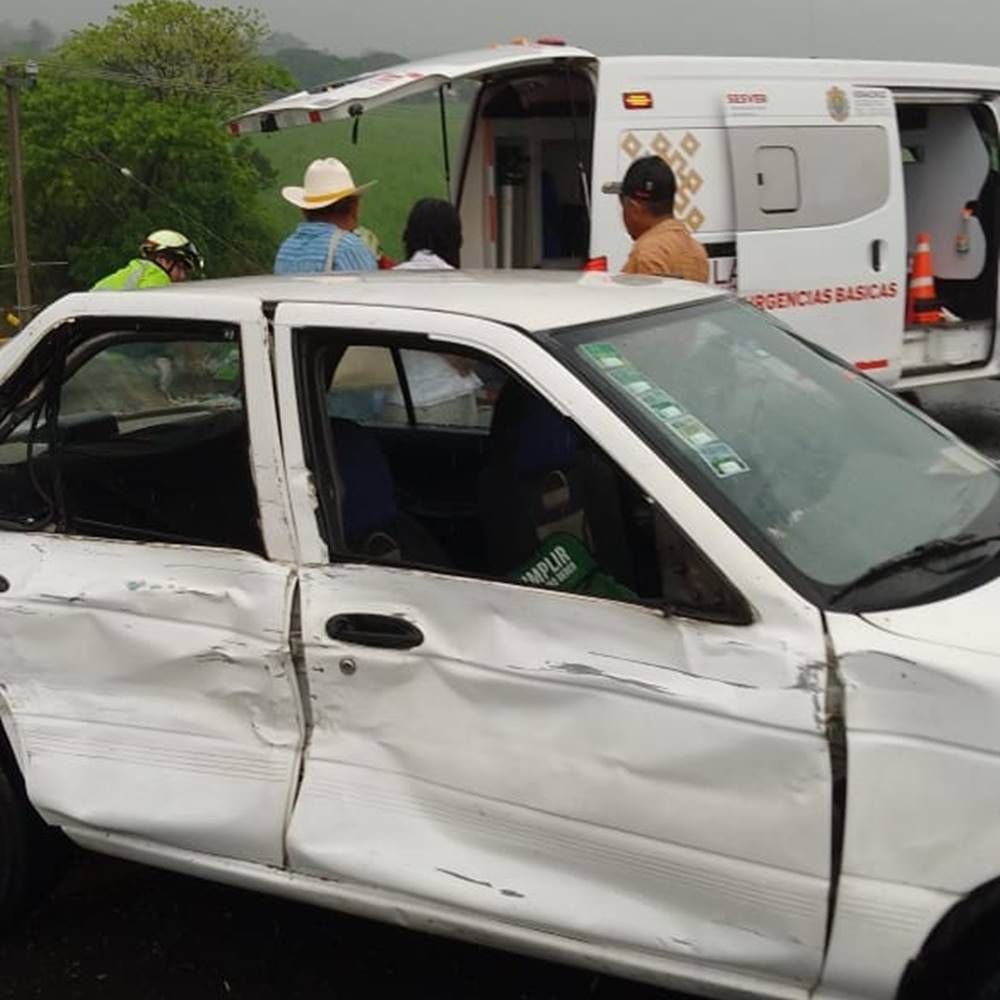 #ACCIDENTES⚠️ | Cuatro lesionados dejó como saldo carambola entre camioneta, auto y moto en carretera #Córdoba-#Veracruz. elpinero.mx/cuatro-lesiona…