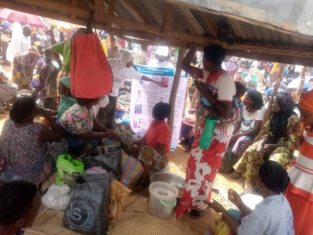 HPV vaccine sensitization campaign continues in market place, by vaccine Champions.
#HPV
#SupportTheVaccine
#StopHPV_InNigeria
#HPVVaccineNG
#VaccinesWork
#VaccineGoodOh
#SupportImmunization
#NPHCDA
#GAVI
#WAVA
#DCL